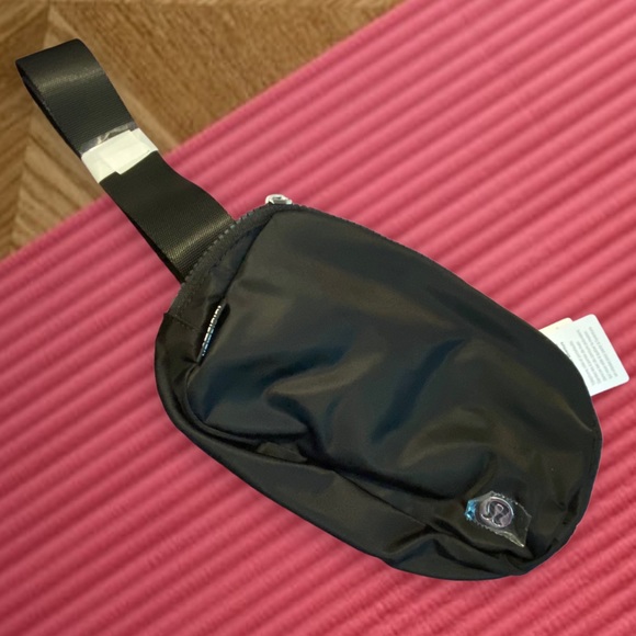 lululemon athletica Accessories - NWT Lululemon Everywhere Belt Bag in Black workout Yoga Purse Fannypack